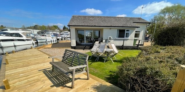 Riverview Holiday Home exterior and garden